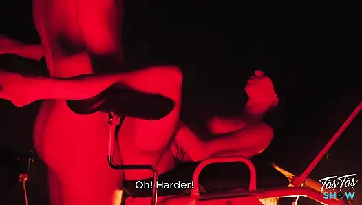 Wunderschöne brünette wird von einem fremden im club gefickt - gloryhole