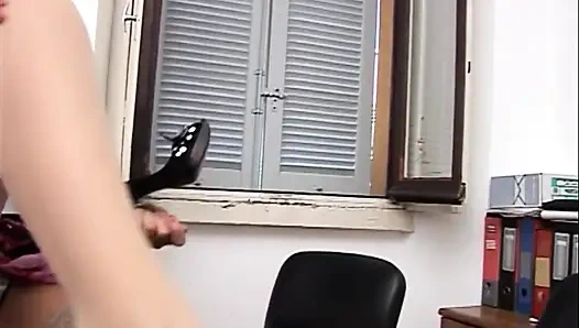 Blonde MILF mit dicken titten masturbiert ihre muschi mit verschiedenen Objekten