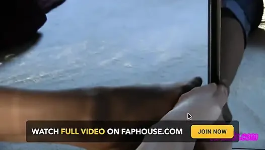 Ayaklarımla oynarken aynada kendimi vuruyorum