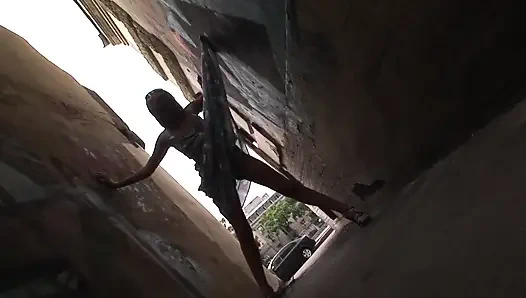 Sarışın ateşli kız iki azgın adamla üçlü sekse gitmeden önce sokakta teşhir ediyor ve işiyor