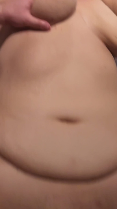 Gordita peluda esposa muestra grandes tetas y coño abierto