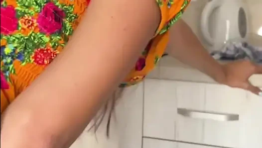 Грубый трах с кримпаем - покорную тинку трахнули на ее кухне, Yoya Grey