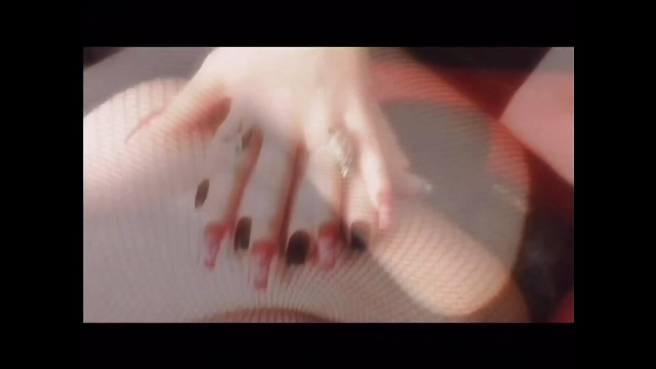 Πίπα σε δύο μεγάλες πούτσες και γαμήσι στον κώλο με χύσιμο στο στόμα για δύο vintage τσούλες