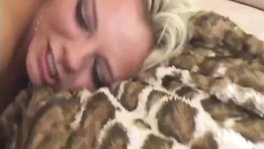 Blonde MILF lutscht und reitet BBC zum schreienden orgasmus