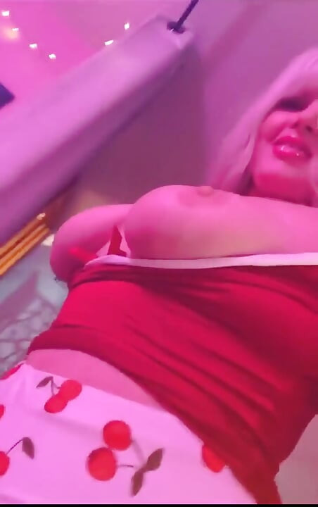 바다처럼 움직이는 옷을 입고 있는 Tgifriday?