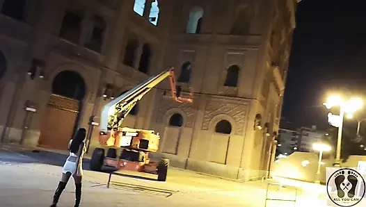 Verrückte latina-schlampe im freien, nackter exhibitionismus