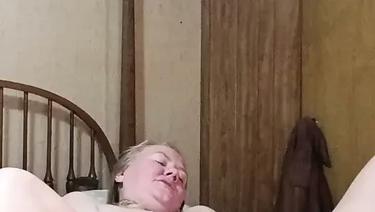 Возбужденная милфа по вызову