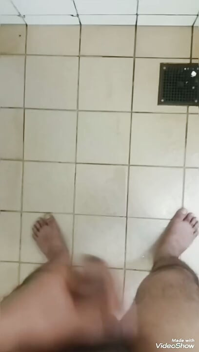 אוננות עם הזין, הרפיית הפין, עיסוי לונד, אוננות בחדר האמבטיה, זין קשה, זין לא חתוך