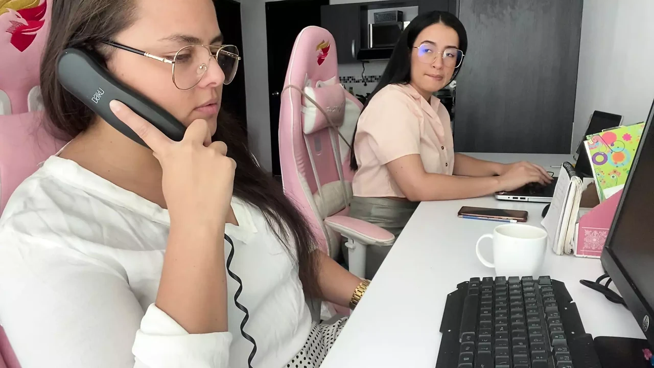 Ông chủ của chúng tôi kích thích chúng tôi, chúng tôi thủ dâm khi nghĩ về anh ấy