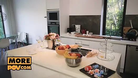 Gizli garson kılık değiştirmesi Lily ve Jadilica ile çifte oral seks yapıyor