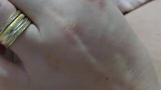 Macocha ręczna robota pasierbica w łóżku boli jego penisa