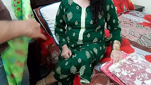 Индийская невестка дези получает бесплатную одежду, показывая ее сексуальную фигуру