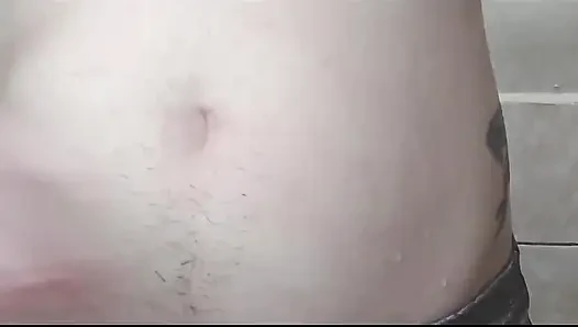 Ich liebkose, drücke und spritze meinen haarigen bauch auf
