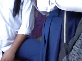 Симпатичная индийская жена трахается с парой в любительском видео