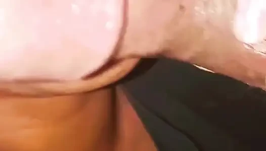 Üçüncü bir fındık için gırtlağına kadar emiyor