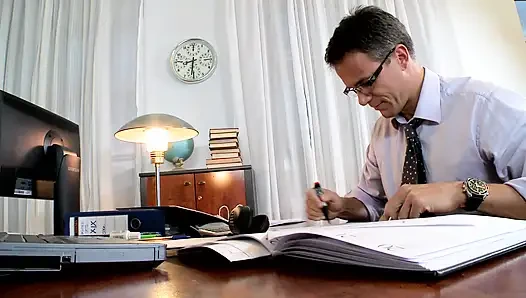 Sarışın Sekreter Bacakları Geniş Ofis Sikişi
