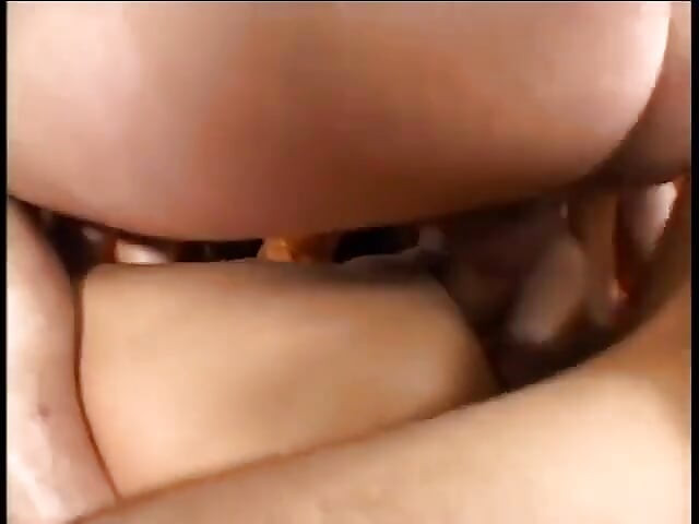 双渗透伸展这个漂亮的黑发女郎的菊花和阴户