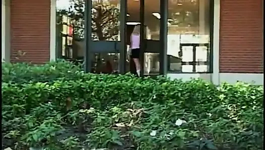 Genç inatçı sarışın öğrenci Katie Morgan 2 büyük siyah emerek dil çubuğu becerilerini geliştirmenin tadını çıkarıyor