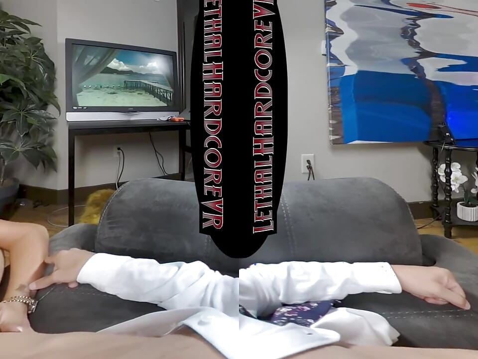 Дезірія - грудаста домогосподарка, яка зраджує