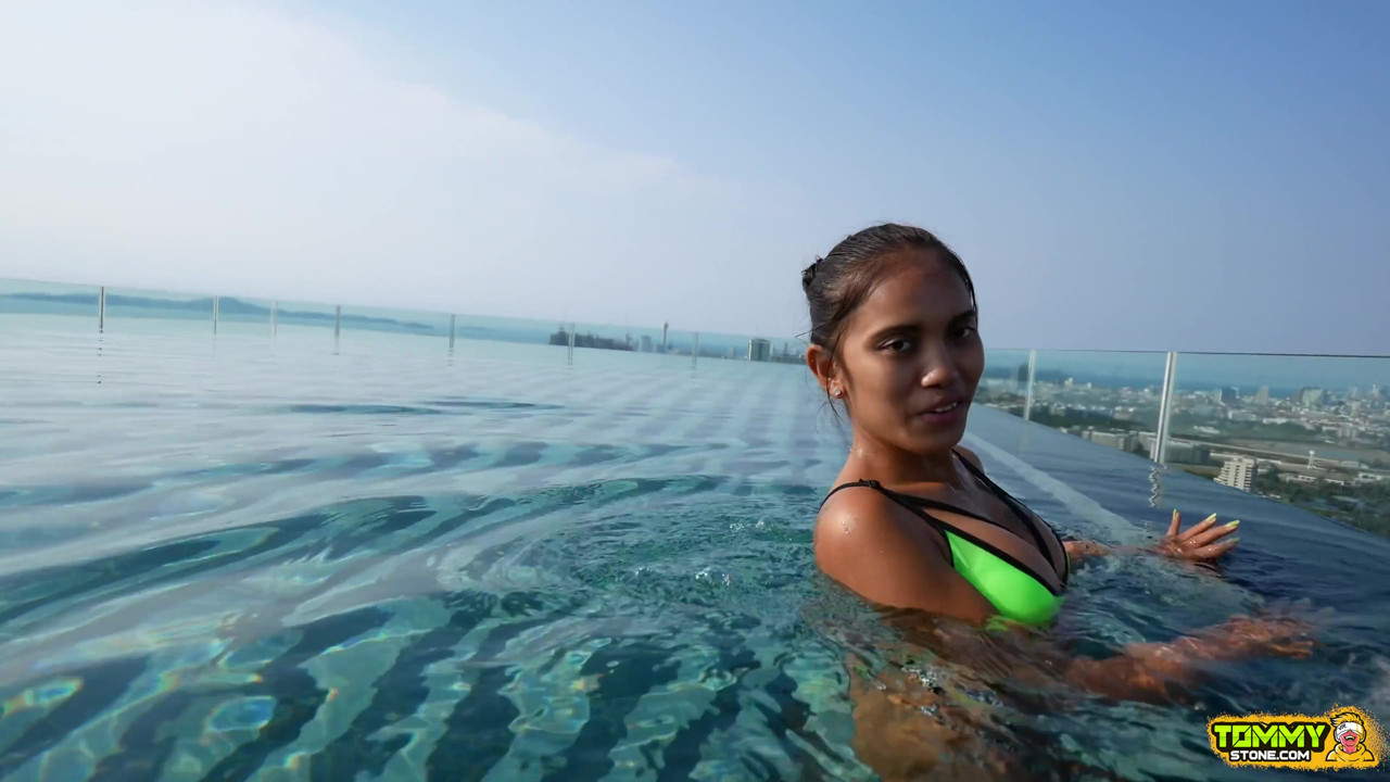 小柄なアジア人ティーンダブルザーメンアナルファック