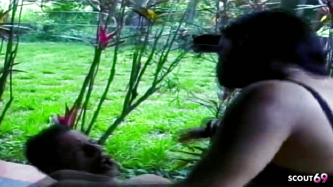 Τρανσέξουαλ με τεράστιο πούτσο γαμάει έναν άντρα για πρώτη φορά στη στενή κωλοτρυπίδα του