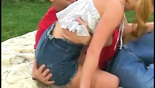 Kurzhaariger kerl dringt in saftigen blonden pfirsich auf dem gärtner ein