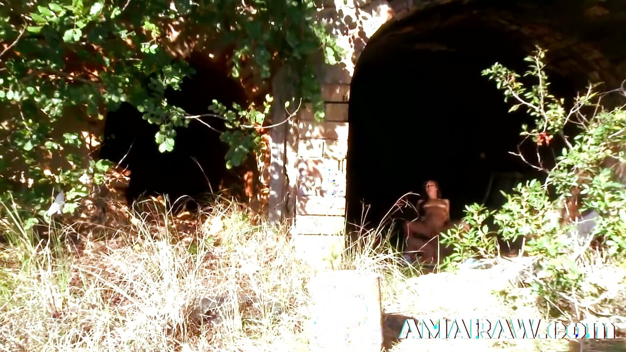 Samia Christal, salope brune, se fait sodomiser dans la nature