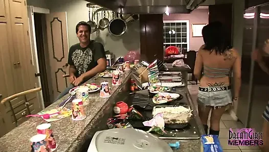 Private heimvideo-mädchen zeigen tittenarsch und spreizen ihre muschis zum geburtstag