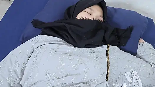 Азиатская невестка в хиджабе просит научить ее, как наслаждаться большим дилдо - Minokiiko