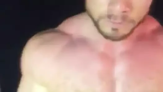 Düz üstün adama tapılması gerekiyor