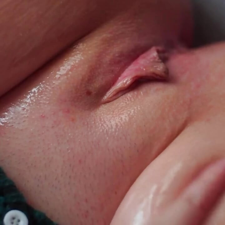 Seu desejo é meu comando, meus amores, dê uma olhada de perto nesta vagina cremosa!