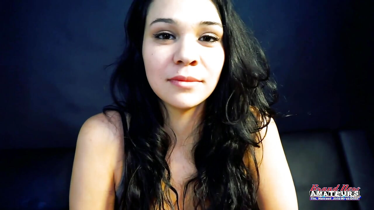 Tengere getatoeëerde brunette Sabrina hete pijpbeurtsessie!