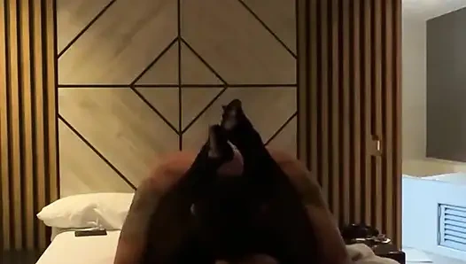 Die unterwürfige Ehefrau hat spritzende Orgasmen, die überall auf dem Bett nassen