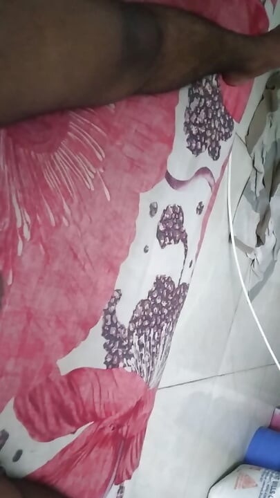 德西瘦男人獨自一人 雅克和手裡的精液...觀看到最後，讓您滿意