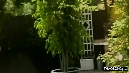 Büyük memeli sarışın bebeğin damlayan amcığı fışkırtana kadar açık havada yalıyor