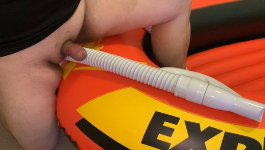 Cara gordo do capacete no barco inflável esfregando e transando com a mangueira de vácuo no pênis pequeno