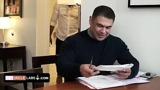 Ateşli ev sahibi kalacak bir yere ihtiyacı olan umutsuz kiracıdan faydalanıyor ve götünü dölle dolduruyor