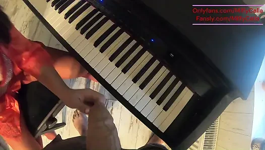 Piyano dersi baştan çıkarma kırmızı iç çamaşırı, derin zevk ve dağınık ağız bitirmek