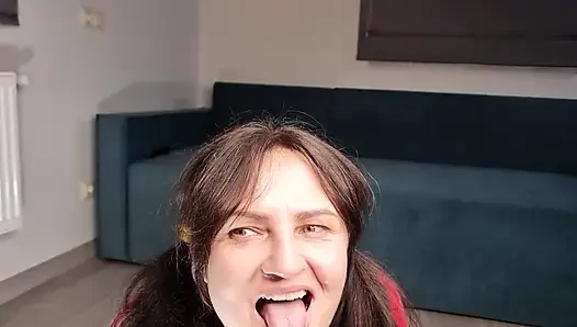 Kırmızı giysili sapkın olgun kadın
