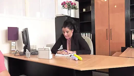 Büro-schlampe Mit Brille Wird Auf Dem Schreibtisch Hart Gefickt