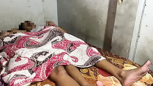Bir kadının penisi ağzını kapalı tutmak istiyor.