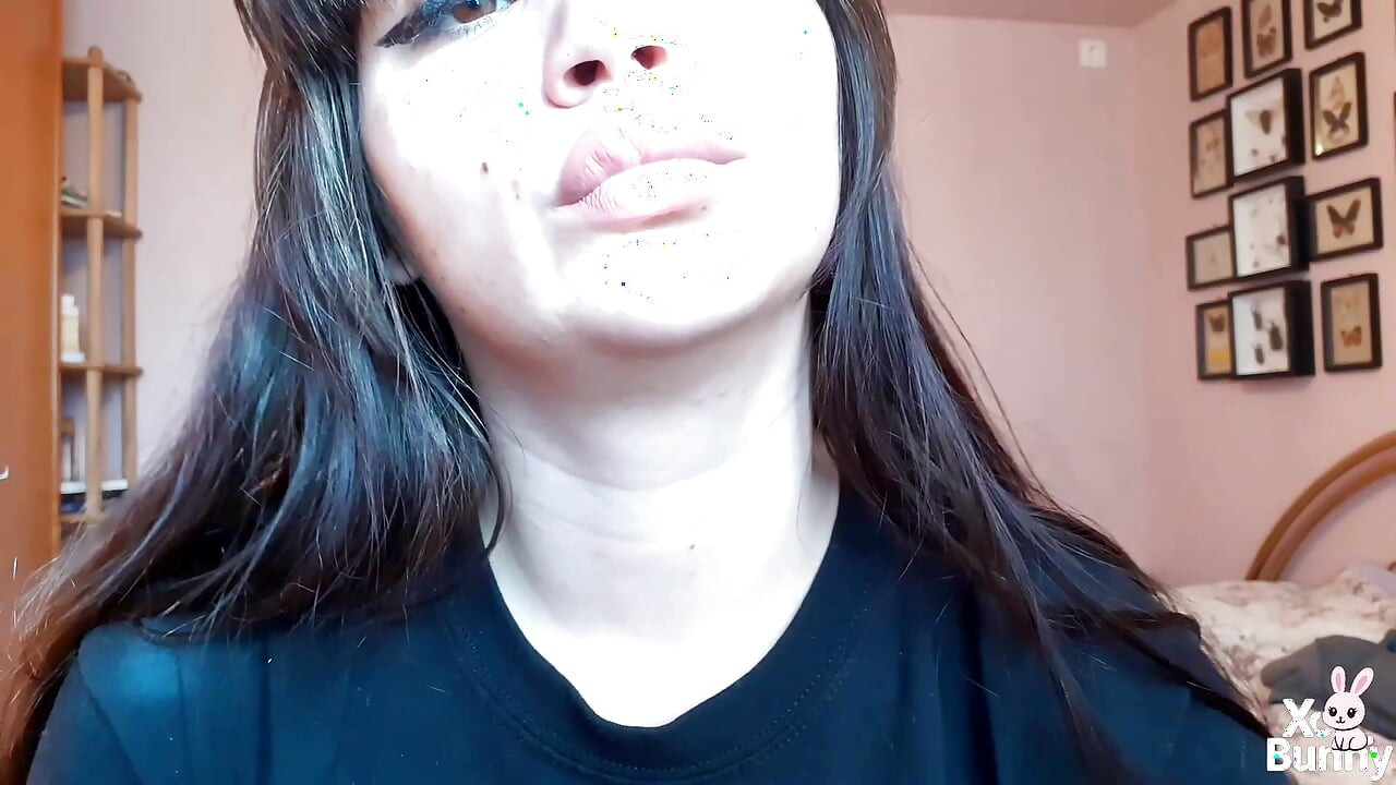 Bibir besar yang nikmat dengan rokok lipgloss warna alami