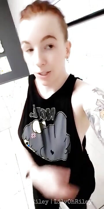 赤毛の美女がトレーニング後に脱ぎ、浴室の洗面台に精液を撒く