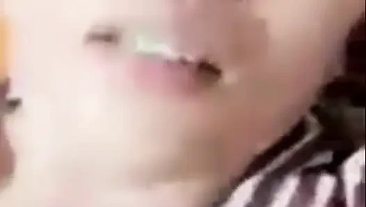 Мачеха Sanjay мастурбирует от стонов