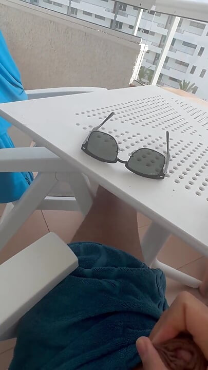 मेरे सीधे दोस्त मेरे बड़े लंड को देखना पसंद करते हैं