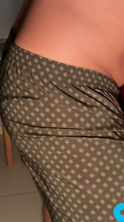 Shorts rojos y pantalones cortos de baño verdes - Momentos caseros - STUDYINGLOVINGXXX | Clip 1