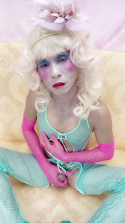 Oanh Le transgender v sexy oblečení porno si hraje s umělou plechovkou
