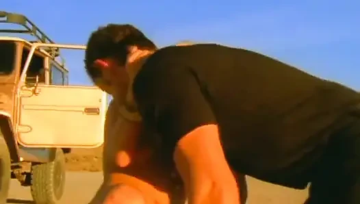 Pissendes durchnässtes blondes schätzchen kniet für desert Golden Shower