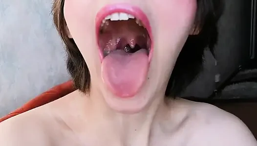 Cewek raksasa ini sadar kalau kamu suka dimakan