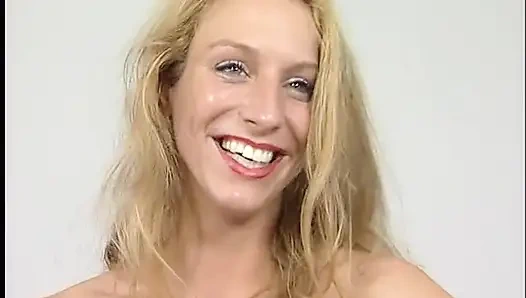 Muhteşem sarışın yapay penisle mastürbasyon yapıyor